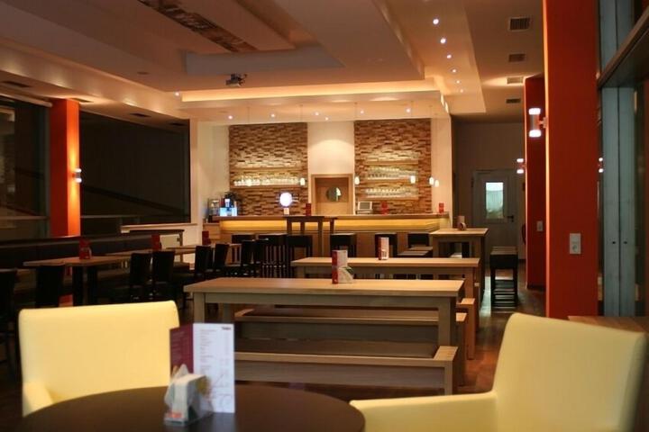 Lounge 5 of 31