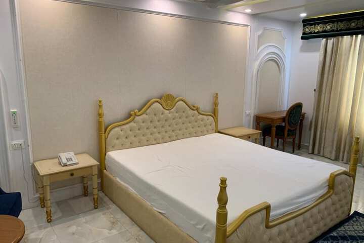 Room 7 of 18