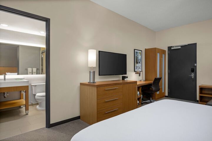 1 King Bed (9 of 17)