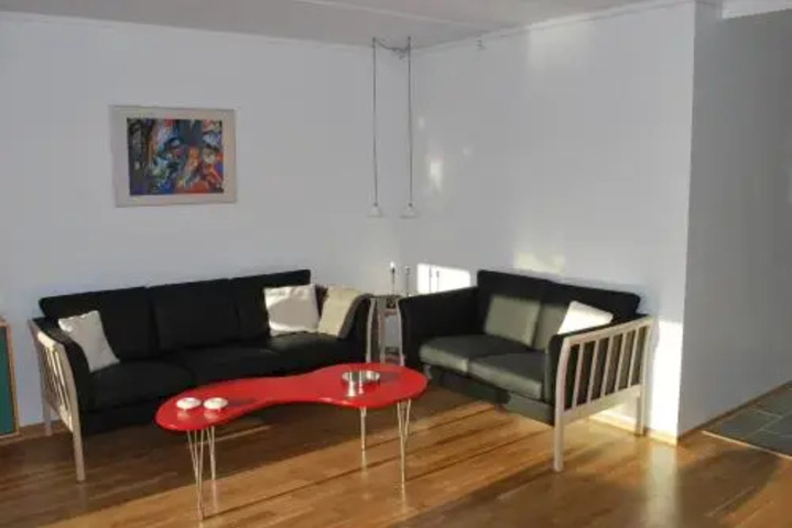 Room 5 of 9