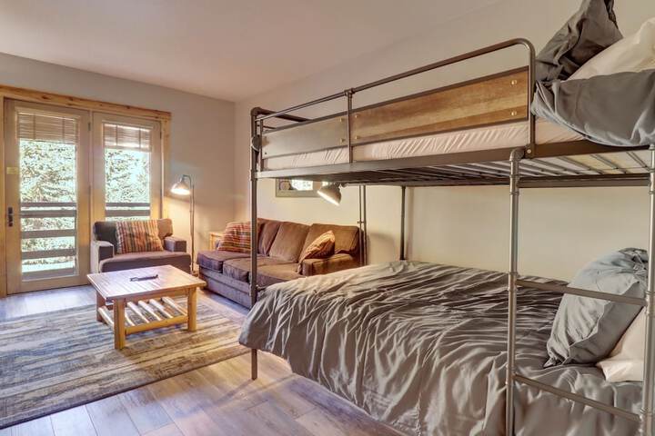Modern Hotel Room in Center Village - TM225A by Redawning