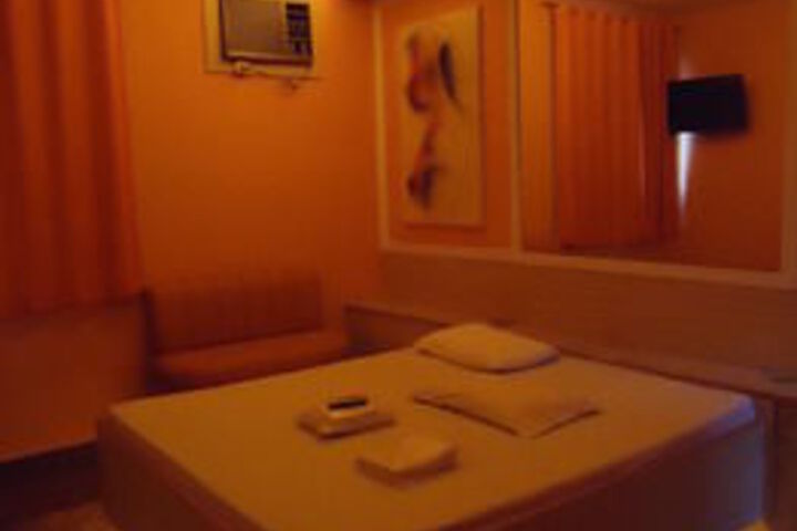 Room 5 of 16