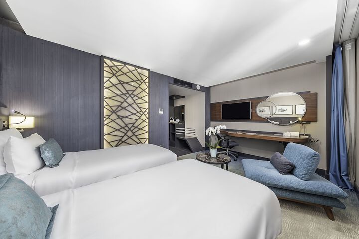 Room 6 of 32