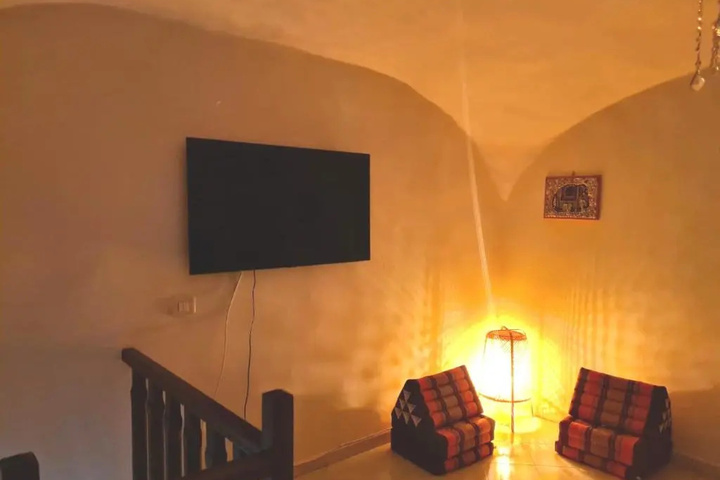 Room 5 of 6