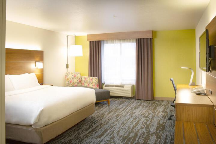 1 King Bed (3 of 13)