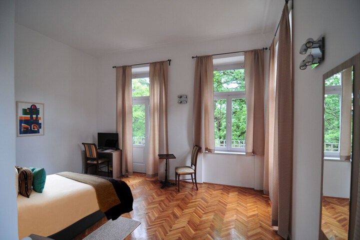 Room 8 of 20