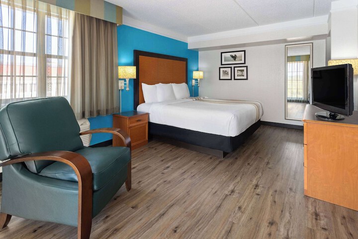 1 King Bed Deluxe Room (3 of 14)