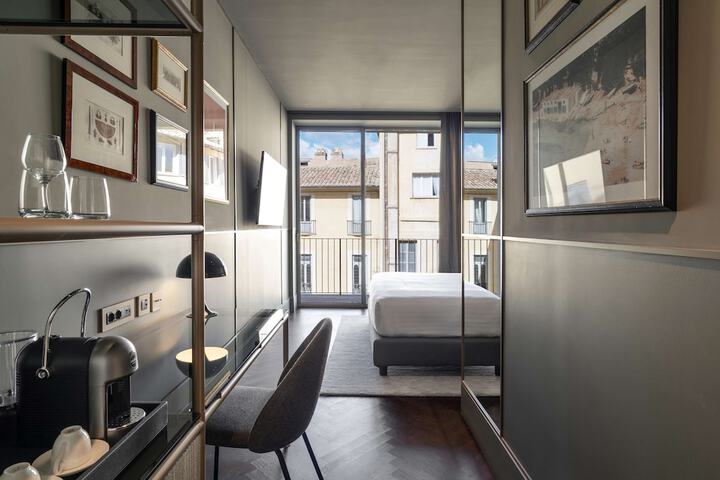 Room 52 of 151