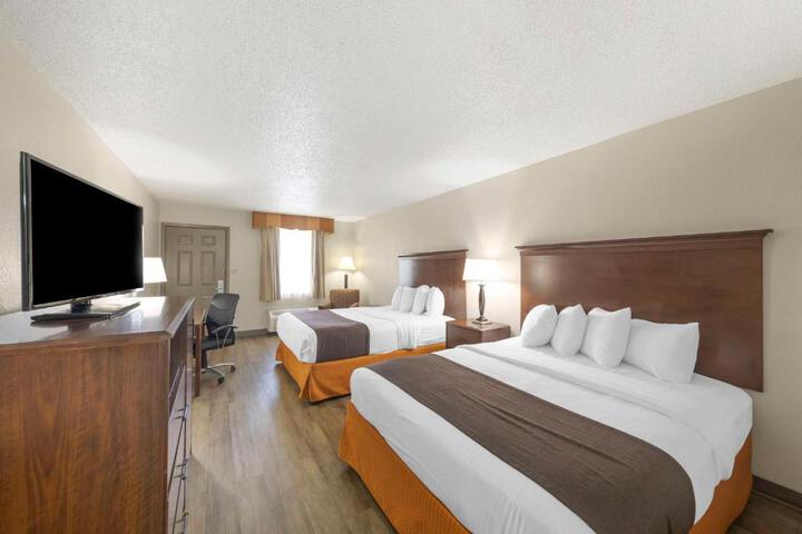1 Queen Bed High Speed Internet Accessible Microwave and Refrigerator, Coffee Maker Iron and Ironing Board Hairdryer Full Breakfast (12 of 18)