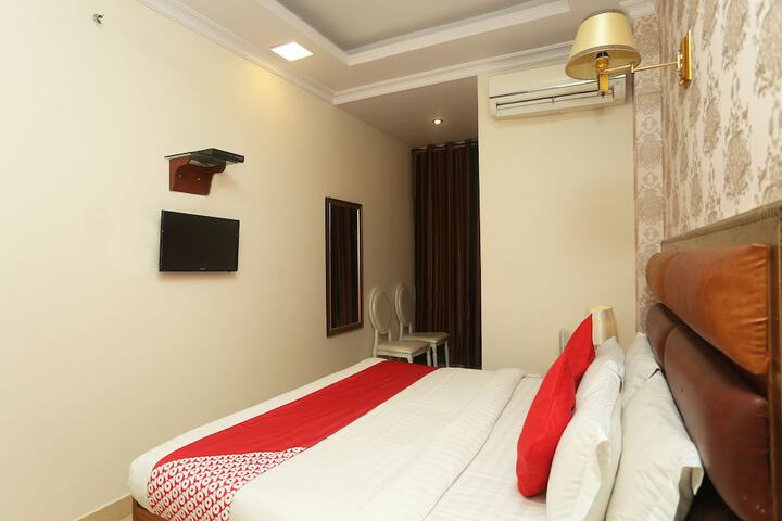 Room 5 of 9