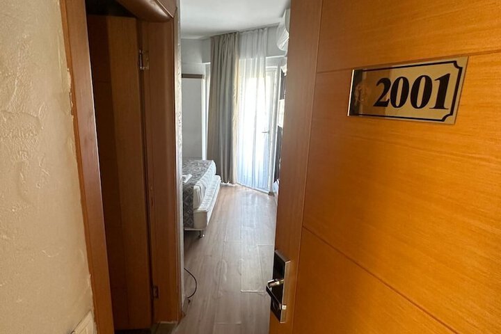 Room 27 of 93