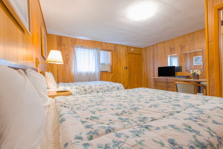 Family 2 Queen Beds Kitchenette (16 of 18)