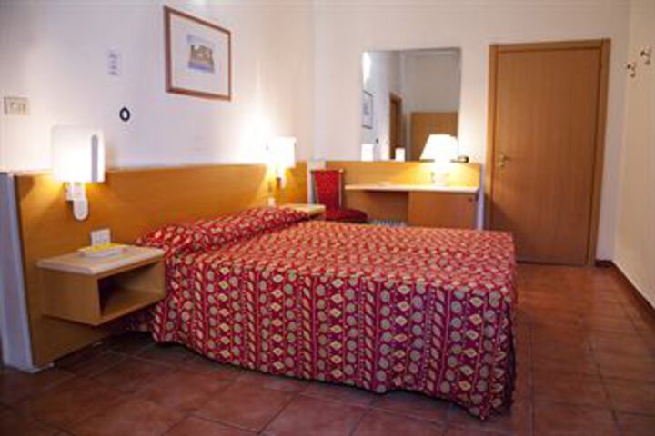 Room 6 of 9