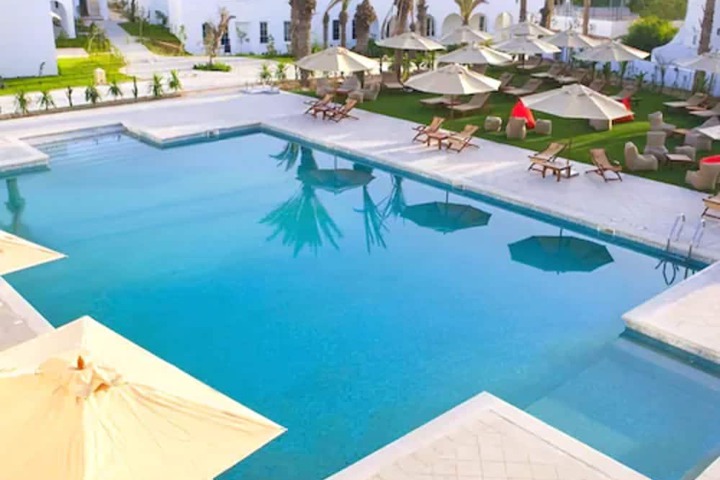 Hotel with Pool