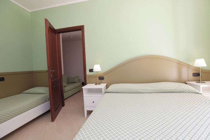 Room 25 of 100