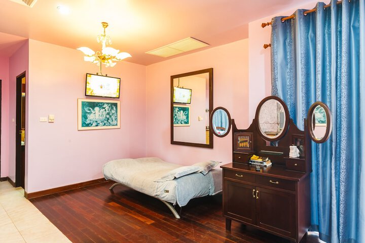 Room 3 of 20