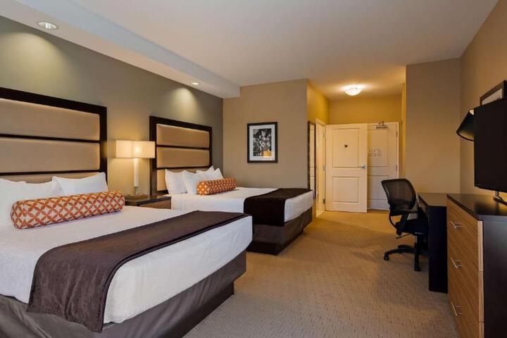2 Queen Beds Microwave and Refrigerator WiFi Full Breakfast (1 of 14)