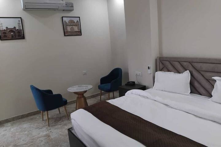 Room 3 of 8