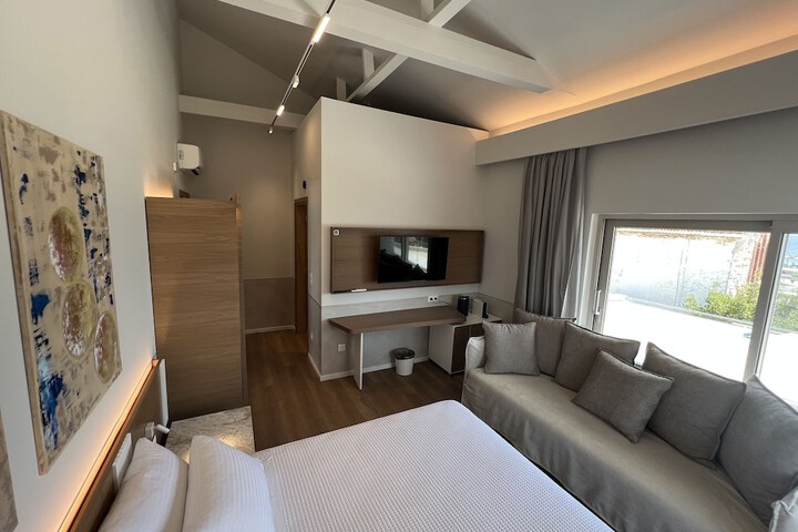 Room 4 of 62