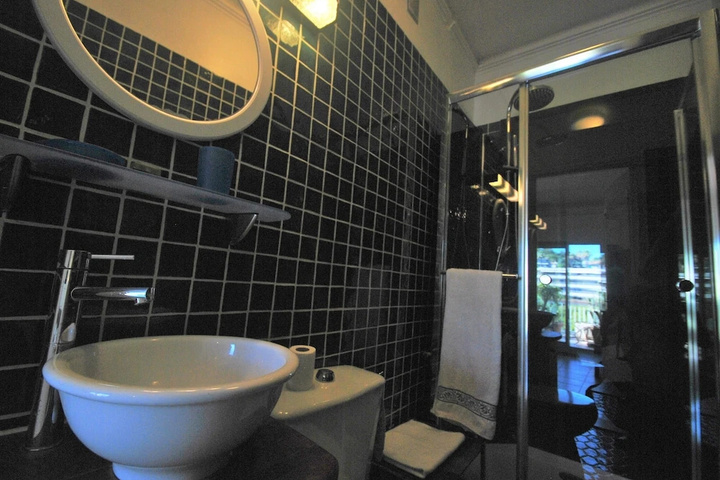 Room 6 of 12