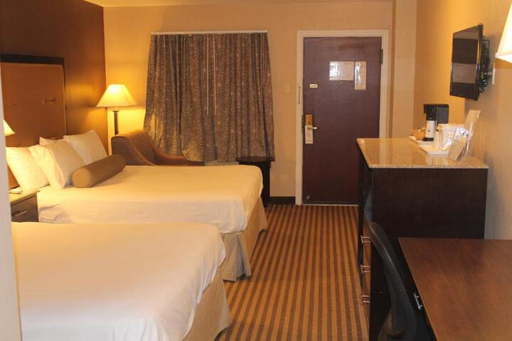 1 Queen Bed (2 of 3)