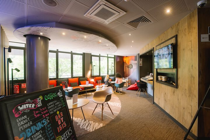 Lounge 106 of 132