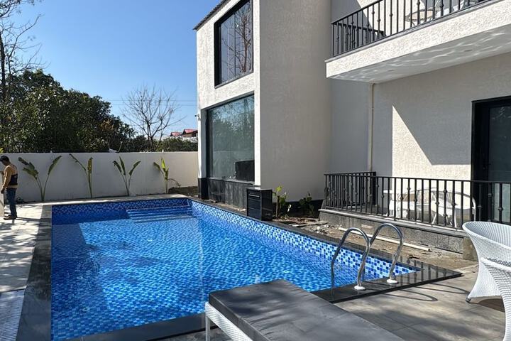Pool 16 of 28
