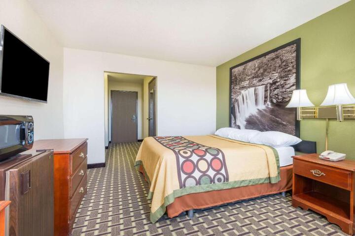 1 Queen Bed (1 of 18)