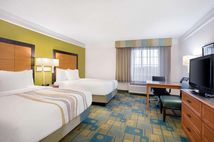 2 Double Beds (3 of 7)