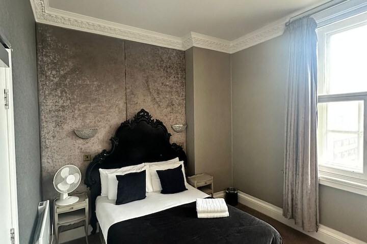 Room 76 of 171