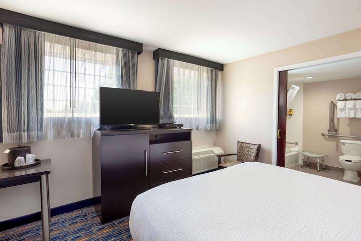 1 Queen Bed High Speed Internet Accessible Refrigerator, Coffee Maker, Hairdryer Full Breakfast (13 of 26)