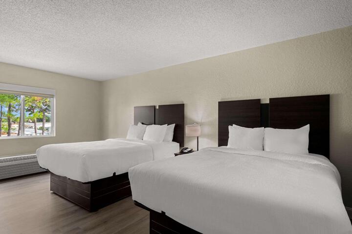 2 Queen Beds (2 of 9)