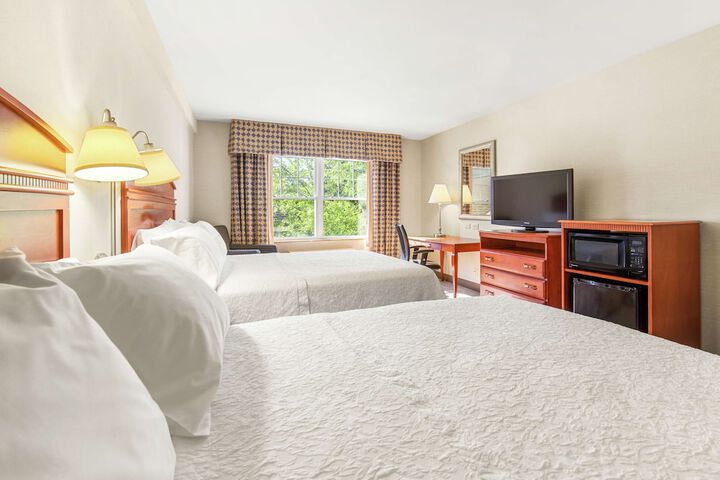 2 Queen Beds (7 of 12)