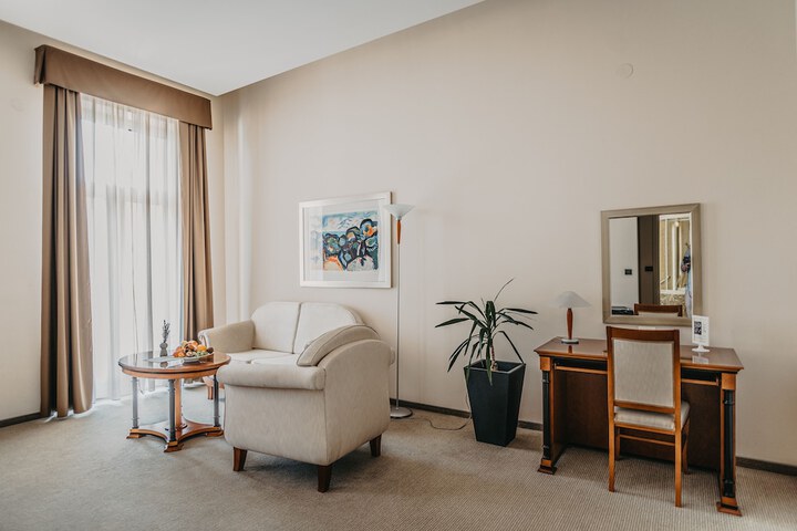 Room 6 of 65