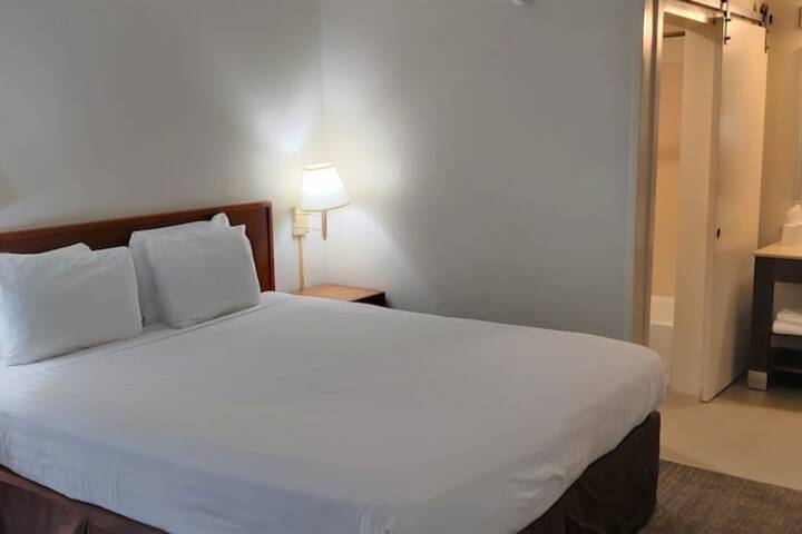 1 King Bed (5 of 6)