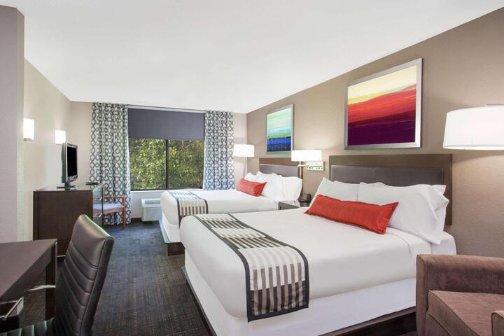 2 Queen Beds Deluxe Room (4 of 9)