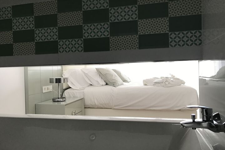 Room 13 of 33