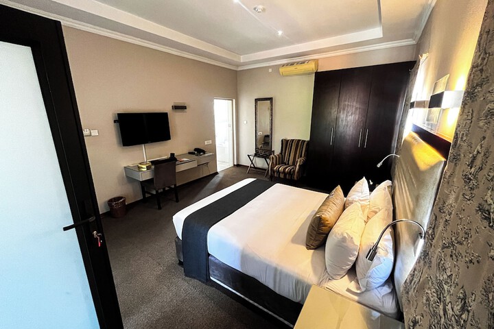 Room 14 of 33