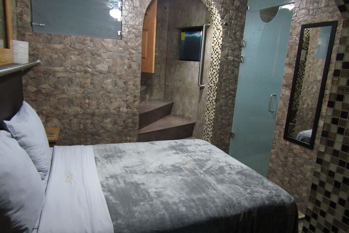Room 7 of 33