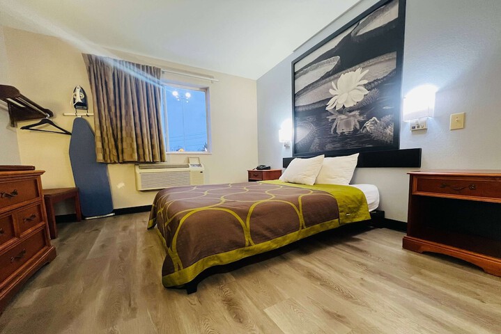 1 Queen Bed (11 of 24)