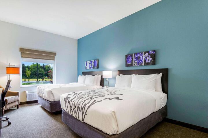 2 Queen Beds (5 of 10)