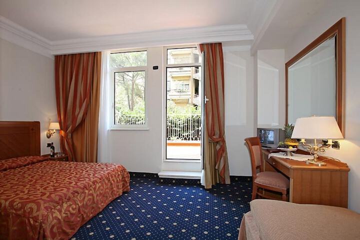 Room 33 of 76