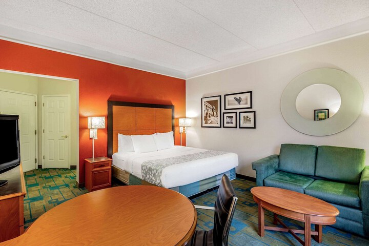 1 King Bed Deluxe Room (5 of 18)