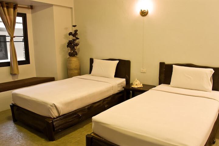 Room 9 of 37