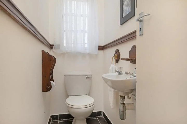 Room 6 of 11