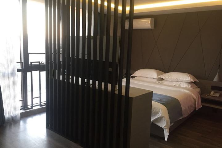 Room 12 of 33