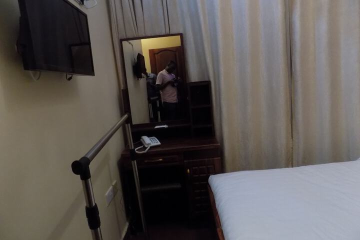 Room 4 of 15