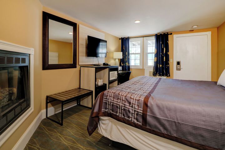 1 King Bed (3 of 8)