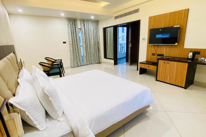 Room 3 of 10