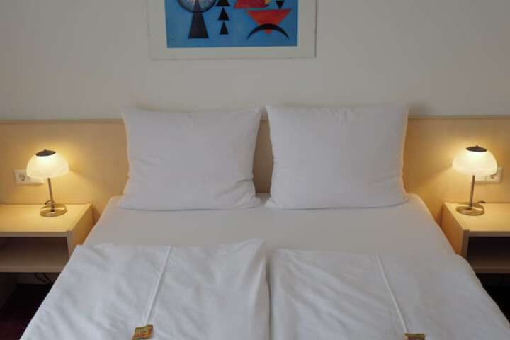 Room 4 of 10